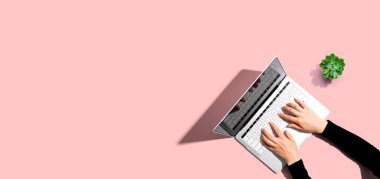 Yukarıdan dizüstü bilgisayar kullanan kişi