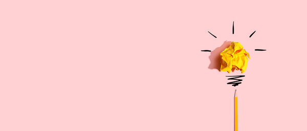 Концепция мозгового штурма с мятой бумажной лампочкой и карандашом - Flat lay