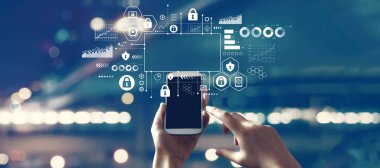 Akıllı telefon kullanan kişi ile siber güvenlik teması