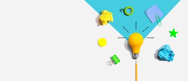 Bir ampul ve okul malzemeleri ile beyin fırtınası konsepti