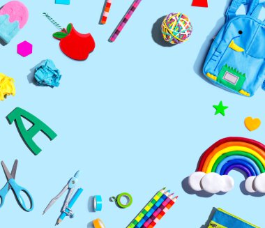 Gökkuşağı manzaralı okul malzemeleri düz yerde yatıyordu.