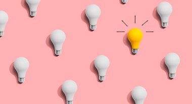 Benzersiz bir fikir ampul konsepti.