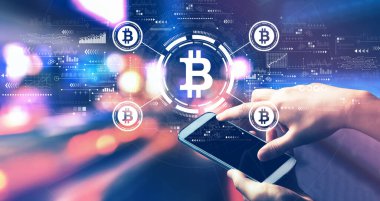 Kentte gece akıllı telefon kullanan biriyle Bitcoin teması