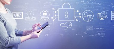 İş kadınlarının tablet bilgisayar kullandığı veri güvenliği kavramı