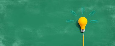 Klipsli fikir ampulü - düz yatıyordu