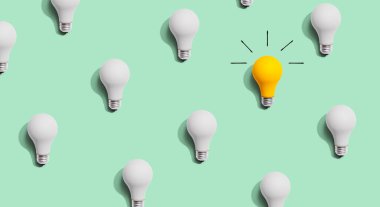 Benzersiz bir fikir ampul konsepti.