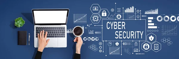 Temat Bezpieczeństwa Cybernetycznego Osobą Korzystającą Laptopa — Zdjęcie stockowe