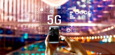 5G ağ temalı büyük şehir ışıkları geceleyin