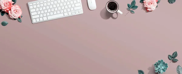 コンピューターキーボードとピンクのバラのマウス フラットレイ — ストック写真