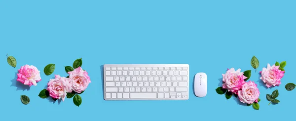 コンピューターキーボードとピンクのバラのマウス フラットレイ — ストック写真
