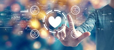 Bulanık mavi şehir ışık arka planında bir adamla daha çok beğeni kazan