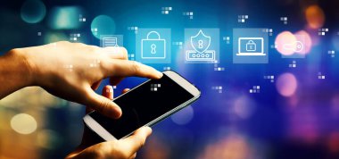 Akıllı telefon kullanan kişi ile siber güvenlik teması