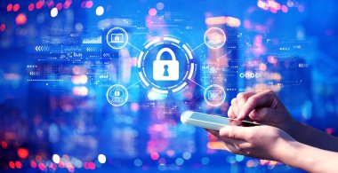 Geceleri bir şehirde akıllı telefon kullanan kişi ile internet ağı güvenliği kavramı