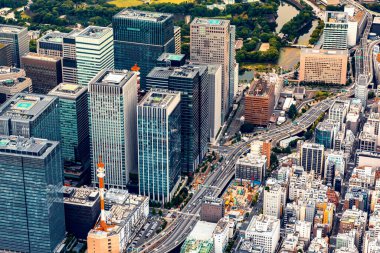 Tokyo Marunouchi bölgesindeki gökdelenlerin ve otoyolların havadan görünüşü