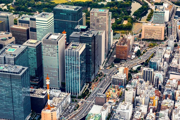 東京都丸の内地区の高層ビルや高速道路の空中写真 — ストック写真