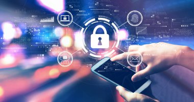 Geceleri bir şehirde akıllı telefon kullanan kişi ile internet ağı güvenliği kavramı