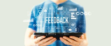 Tablet bilgisayar kullanan genç adamın geri bildirim teması