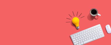 Yukarıdan gelen sarı ampullü bilgisayar klavyesi