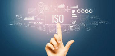 Bir teknoloji ekranında elle düğmeye basılı ISO temasıName