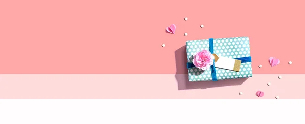 Waardering Thema Met Een Geschenkdoos Een Roze Anjer Bloem — Stockfoto