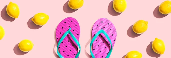 Conceito Verão Com Chinelos Limões Flat Lay — Fotografia de Stock