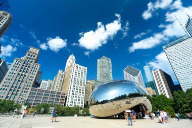 Chicago - 18th Eylül 2018: Turist ziyaret Cloud Gate, Millennium Parkı kamusal alanlardaki eserlerinden