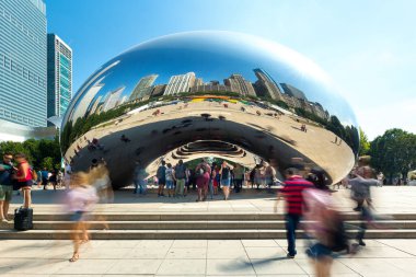 Chicago - 18th Eylül 2018: Turist ziyaret Cloud Gate, Millennium Parkı kamusal alanlardaki eserlerinden