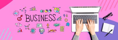 Dizüstü bilgisayar kullanan biriyle iş yapmak