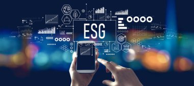 ESG - Çevre, Sosyal ve Yönetim kavramı, gece bir şehirde akıllı telefon kullanan kişi