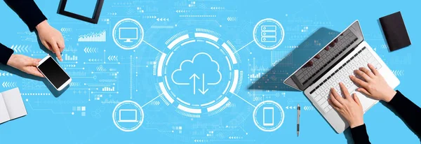 Cloud Computing Mit Zwei Mitarbeitern — Stockfoto