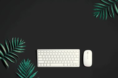 Tropik yapraklı bilgisayar klavyesi ve faresi