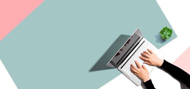 Yukarıdan dizüstü bilgisayar kullanan kişi