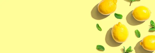 Fresh Yellow Lemons Mints Overhead View Flat Lay — Stock Photo, Image