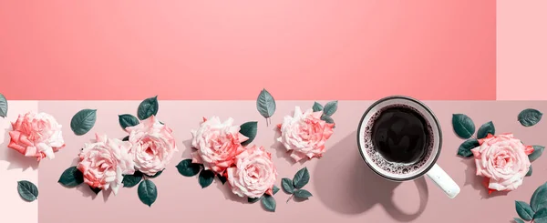 Kawa Różowymi Różami Nad Głową Widok Płaski Leżak — Zdjęcie stockowe