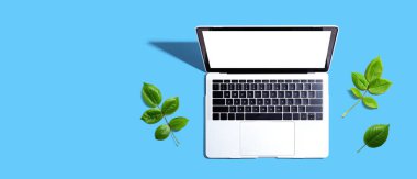 Yeşil yapraklı dizüstü bilgisayar - düz yatıyordu