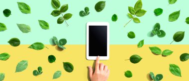 Tablet bilgisayarlı yeşil yapraklar - düz yatıyordu