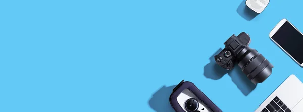 Slr Камера Ноутбуком Телефоном Динамиком Плоский Уголок — стоковое фото