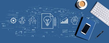 Bir bilgisayar klavyesi ve ofis ögeleri ile başarı teması fikri