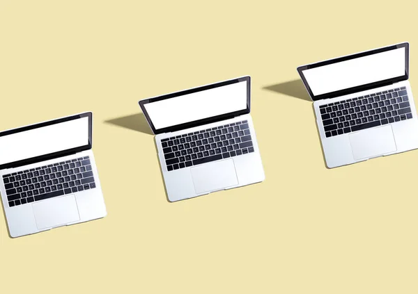 Três Computadores Portáteis Com Sombra Flat Lay — Fotografia de Stock