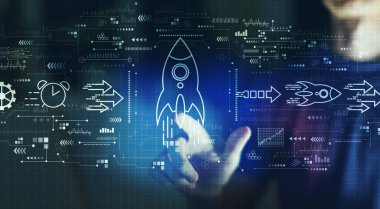 Genç adamın gece dijital ekrana dokunmasıyla hızlı büyüme kavramı