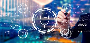 Gece kenti arka planında iş adamıyla podcast teması