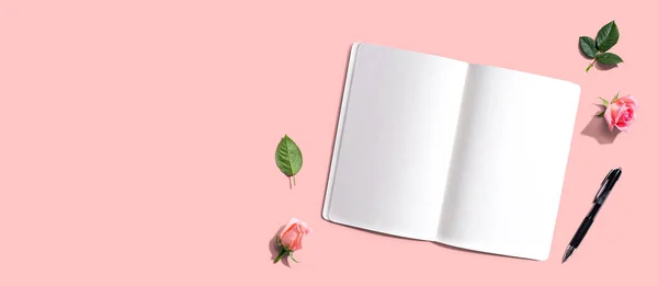 Abra Cuaderno Diario Con Bolígrafo Arriba Con Brotes Rosa Plano — Foto de Stock