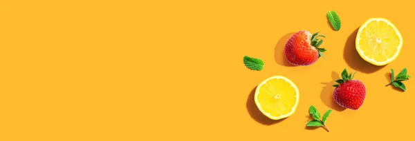 ミントのオーバーヘッドビューを持つ新鮮なレモンとイチゴ フラットレイアウト — ストック写真