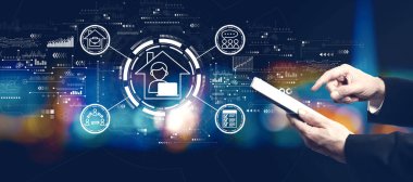 Gece tablet bilgisayar kullanarak iş adamıyla uzaktan çalışma teması