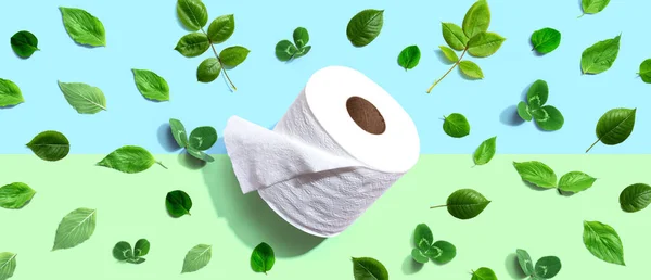 Рулон Туалетной Бумаги Зелеными Листьями Плоский Лежал — стоковое фото