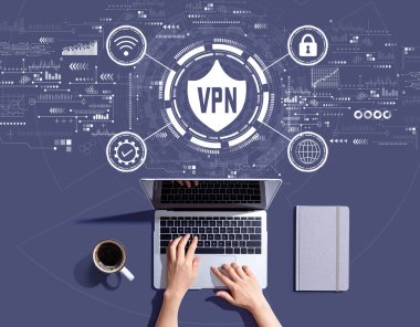 Bir dizüstü bilgisayar kullanan kişi ile VPN kavramı