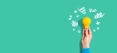 El çizimi çizimi ile fikir ampulü - düz yatıyordu