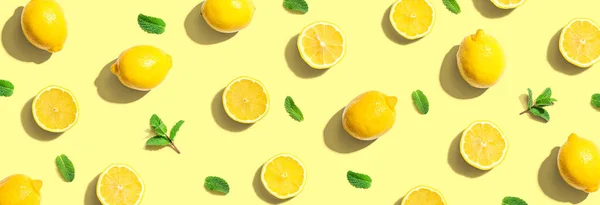 Свежие Желтые Лимоны Мятными Конфетками Плоский Уголок — стоковое фото