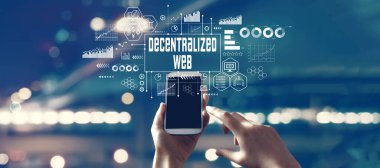 Akıllı telefon kullanan kişi ile yerel web teması