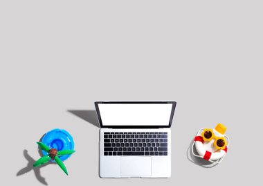 Yaz temalı dizüstü bilgisayar - düz konum